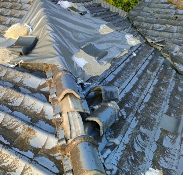 棟瓦の剥がれ　地震被害　台風被害